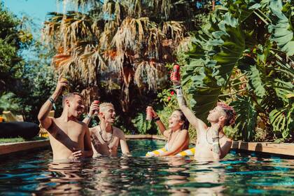 Influencers disfrutando de la poolparty en la Dr. Lemon house.