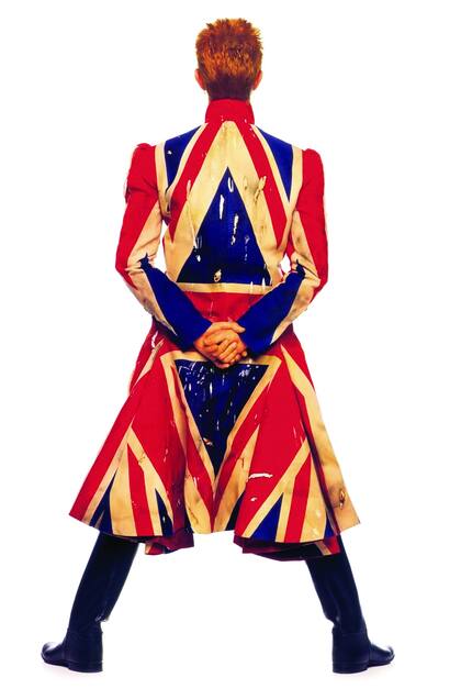influencias cruzadas. Alexander McQueen codiseñó con Bowie este abrigo hecho a partir de una deteriorada bandera del Reino Unido para el disco Earthling (1997)