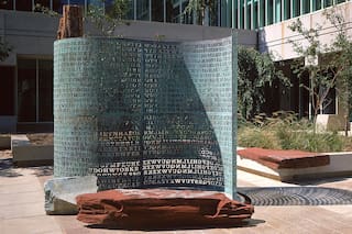 Información para descifrar mensaje secreto en escultura Kryptos de la CIA ronda el millón en subasta