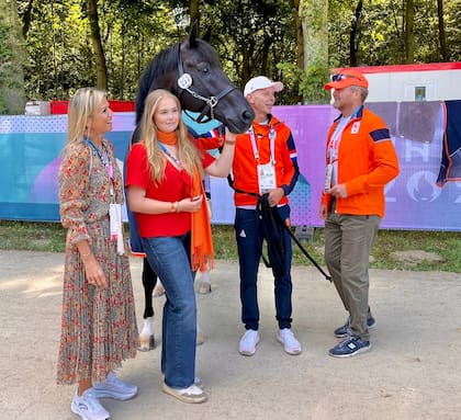 Informales y en zapatillas, la reina Máxima y el rey Guillermo recorrieron aprovecharon para recorrer juntas las distintas instalaciones deportivas junto a la princesa heredera, Amalia