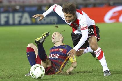 Infracción de Ponzio contra Iniesta: el volante central de River había hecho un buen primer tiempo ante Barcelona en 2015