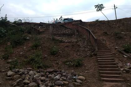 Infraestructura artesanal y precaria en los pasos ilegales a través del monte