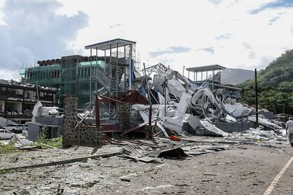 Infraestructura dañada tras una explosión en la zona industrial de Providence, en Mahe, el 7 de diciembre de 2023.