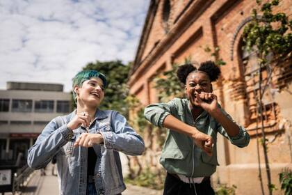 Infraestructura moderna, avenidas amplias y zonas verdes que mejoran la experiencia de vida para quienes rentan