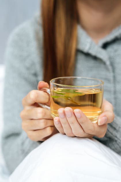 Infusiones de la planta presentan actividad contra el VIH y la artemisinina y sus derivados presentes en la planta han mostrado eficacia frente a citomegalovirus, virus del herpes simple y virus de Epstein-Barr