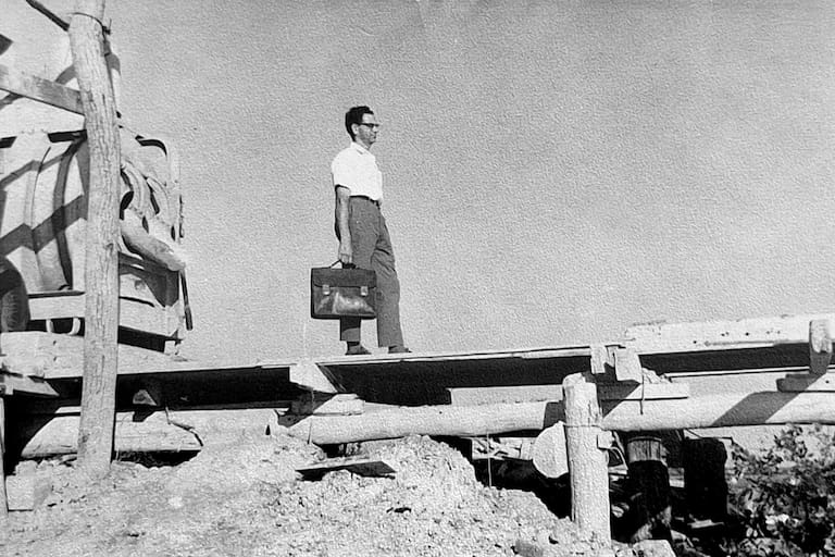 Helmut Cabjolsky (hijo) sobre un puente