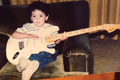 Ingaramo en la casa de su familia en Córdoba, a los 4 años, con la guitarra de su padre, el reconocido músico de jazz Mingui Ingaramo. A los 11, Juan se pasó a la batería: su sueño era ser sesionista de los grandes próceres del rock nacional