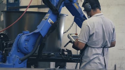 Ingeniería Mega es una empresa fundada hace 27 años por dos amigos ingenieros en Lincoln, Provincia de Buenos Aires, y que hoy es reconocida a nivel internacional por sus secadoras de granos.