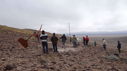 Desafío colectivo: estudiantes, docentes, técnicos locales y beneficiarios instalaron un aerogenerador en una vivienda rural de Ing. Jacobacci