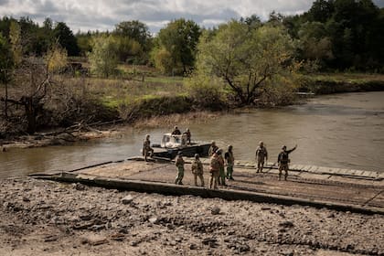 Ingenieros militares ucranianos desmontan un puente de pontones en la región de Kharkiv, en el este de Ucrania, el lunes 3 de octubre de 2022