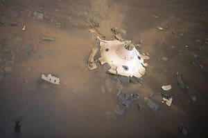 La NASA encontró restos de una nave espacial destruida en la superficie de Marte