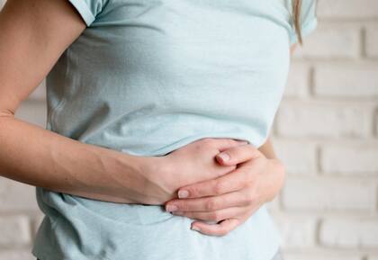 Ingerir una gran cantidad de golpe de ciruelas pasas podría provocar molestias digestivas como calambres, hinchazón o estreñimiento