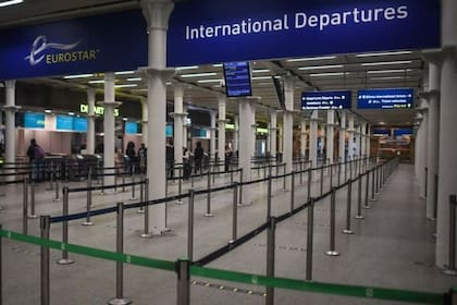 Londres cerró varias terminales para evitar la propagación del virus