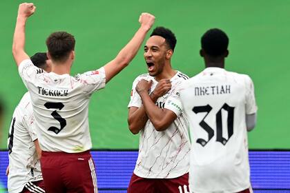 Pierre-Emerick Aubameyang del Arsenal celebra el gol del primer gol de su equipo haciendo un saludo "Wakanda Forever" en homenaje al actor Chadwick Boseman durante el partido por el Community Shield frente a Liverpool.