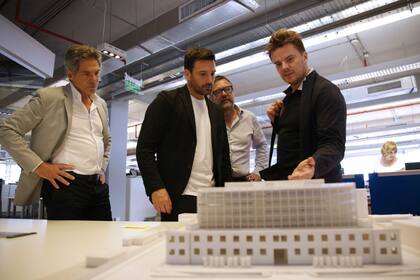 Ingles observa una maqueta junto a García Resta