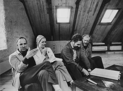 Ingmar Bergman, Liv Ullmann, Erland Josephson y el director de fotografía Sven Nykvist durante el rodaje de la miniserie en el estudio improvisado en la casa del cineasta en la isla de Farö, en 1972