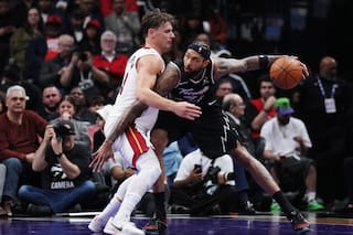 Ingram anota 38 puntos y Raptors se acercan a playoffs al vencer al Heat por 128-114