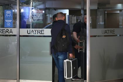 Ingresan peritos al allanamiento OSPRERA en Reconquista 630. Tema audios de Spagnuolo que salpica la obra social