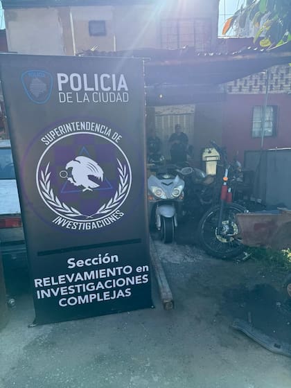 Ingreso a la vivienda allanada, donde los investigadores hallaron motos, repuestos y documentación vinculada a la pesquisa