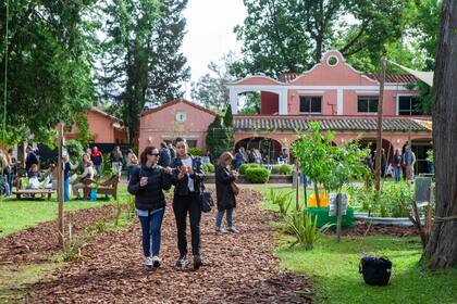 Ingreso al paseo de compras, con la edificación de Le Bois de fondo.