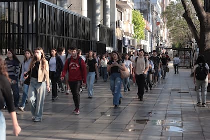 Ingreso de alumnos de la UADE con la aplicación del código de vestimenta
