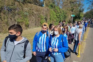 Códigos QR, termómetros y aliento con distancia: cómo fue la vuelta del público