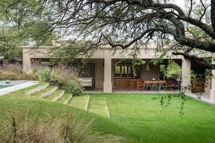 Ingreso principal a la casa, donde se observan los desniveles con madera dura.