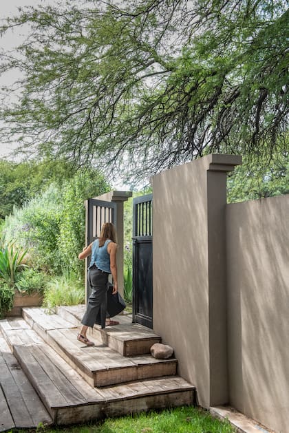 Ingreso principal de la casa. El desnivel fue resuelto con escalones de madera dura.