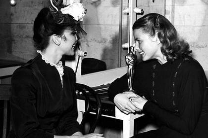 Ingrid Bergman y uno de sus tres Oscars