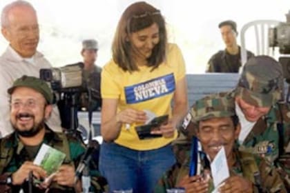 Ingrid Betancourt con miembros de las FARC, antes de su secuestro
