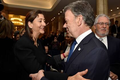Ingrid Betancourt junto al expresidente Juan Manuel Santos