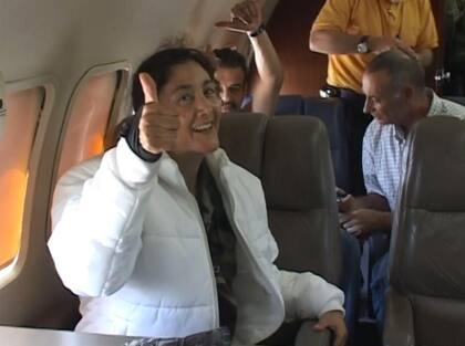 Ingrid Betancourt sonríe para la cámara. Esta imagen fue tomada en el avión que llevó a los rehenes a Bogotá. En ese momento, Betancourt ya sabía que era libre.