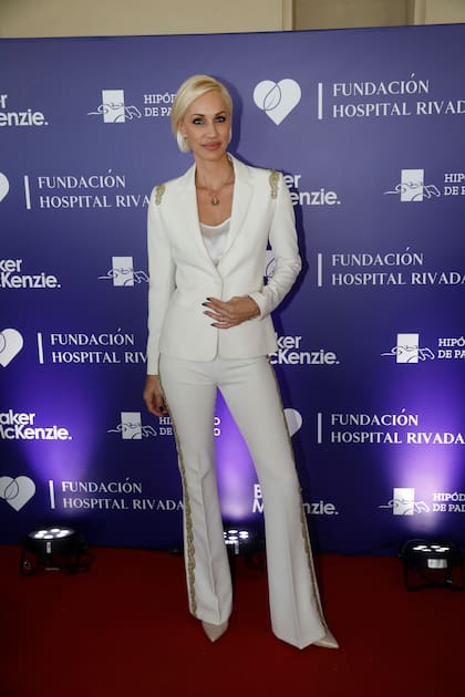 Ingrid Grudke con un elegante traje blanco y stilettos