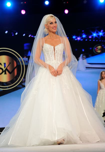 Grudke desfiló el vestido de novia sobre el final del evento