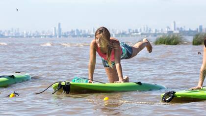 Ingrid Rivera realiza una de las posturas de Yoga SUP sobre su tabla de Paddle Surfing