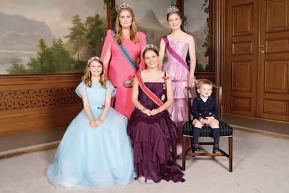 Ingrid se fotografió con las princesas Amalia de Países Bajos, Elisabeth de Bélgica y Estelle de Suecia. Faltó la princesa Leonor de España para completar la foto de nueva generación de futuras reinas. 