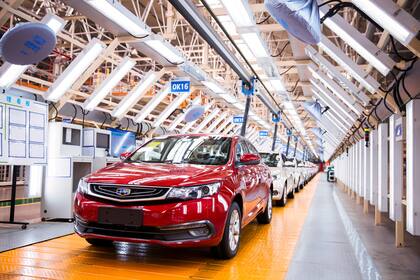 inhai, provincia de Zhejiang, China, Geely Automobile Works Geely Dorsett modelo de coche a estrenar está fuera de la línea de montaje para completar la producción, lo que representa un nuevo estado de China estado-ow.