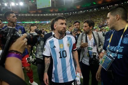 Inicialmente, los jugadores argentinos abandonaron el campo de juego en medio de la represión policial, por orden del capitán Lionel Messi