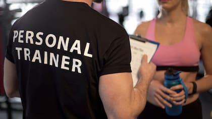 Iniciarse en la actividad física con rutinas de entrenamiento seguras es posible con la supervisión de un profesional