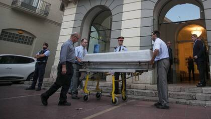 Inicio de las tareas de exhumación de la tumba de Salvador Dalí que descansa en el interior del Museo