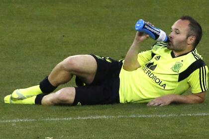 Iniesta, distendido, en el entrenamiento de España