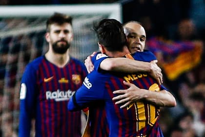 El pase de mando entre Iniesta y Messi; Piqué aparece detrás, otro de los grandes referentes de Barcelona