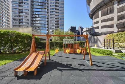 Inlcuye cancha de fútbol, básquet, vóley, pista aeróbica y plazas con juegos para niños.