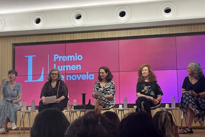 Inma Pelegrín, a la derecha, junto al jurado del Premio Lumen: Medel, Obligado, Fasce y Larumbe (de izquierda a derecha)