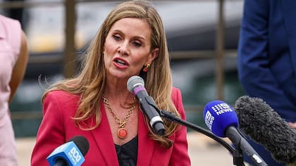 Inman Grant hablando en un evento en Sídney el 10 de diciembre de 2025, el día en que entró en vigor la prohibición de las redes sociales.