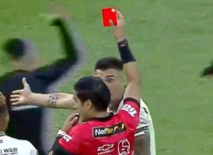 Inmediatamente después de la patada, el árbitro le mostró la tarjeta roja al jugador argentino