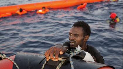 Inmigrante eritreo en un rescate frente a las costas libias