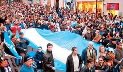 Inmigrantes argentinos durante una marcha para exigir la regularización de su situación en Galicia en 2019