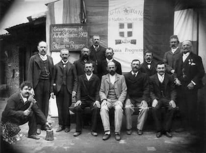Inmigrantes de la Sociedad Italiana de Socorros Mutos de la colonia Progreso, celebrando el 20 de septiembre de 1902. A 50 km al norte de Esperanza, Santa Fe.