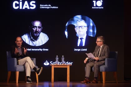 Innerarity en diálogo con Liotti, jefe de la sección política del diario LA NACION.